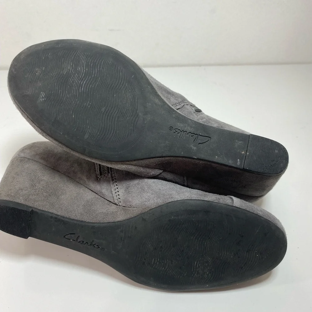 Clarks Women's‎ Size 7 Suede Leather Side Zip Wedge Ankle Boots Grey